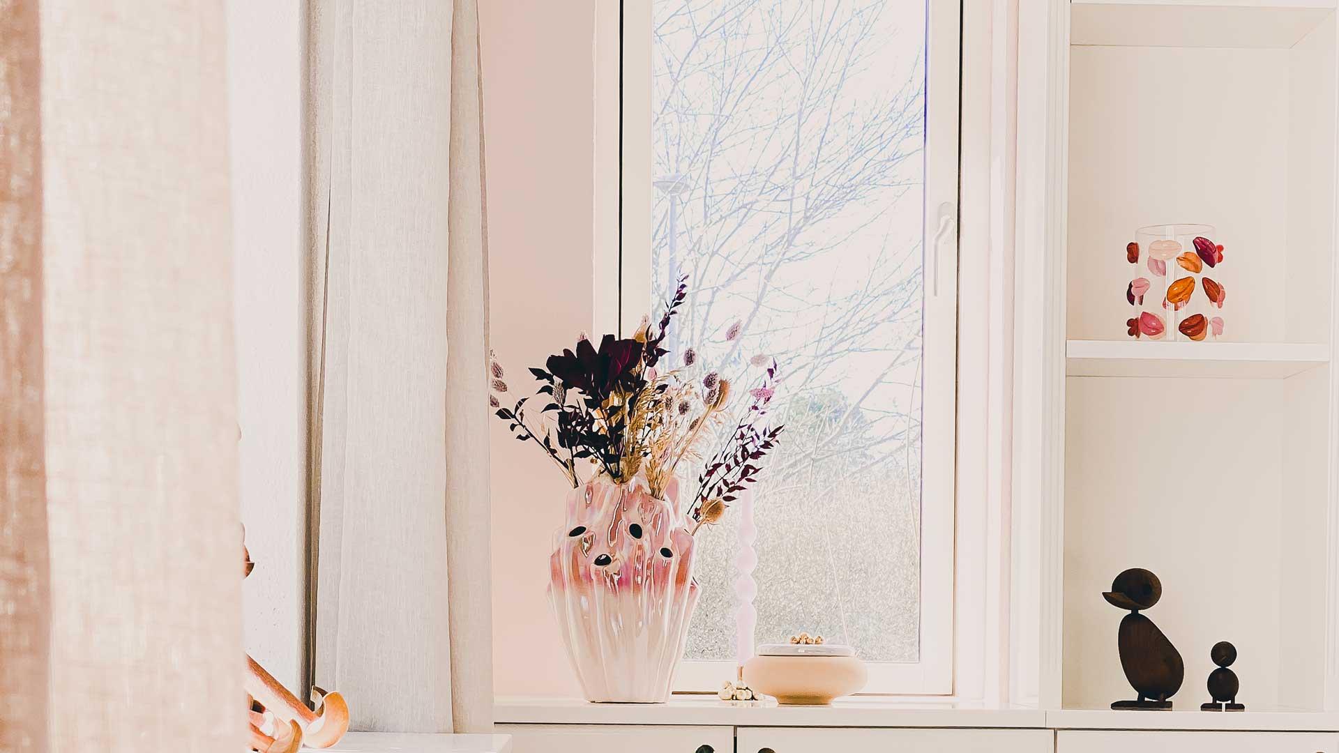 En vase i et vindu